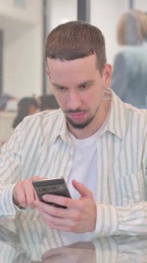 Ofisteki Kayıp Yaratıcı Genç Adam Şok Etti, dikey video