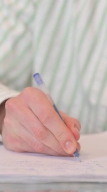 Bir Harf Yazan Adam 'ın dikey videosunu kapat