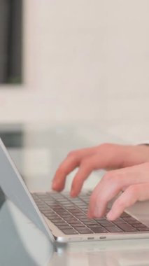 Laptop 'ta Eller Yazarken Yan Görünümü, dikey video