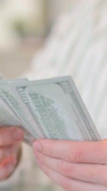 Hands Counting Money, dikey video