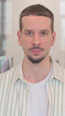 Yaratıcı Genç Adam 'ın Başarı Kutlaması Portresi, dikey video