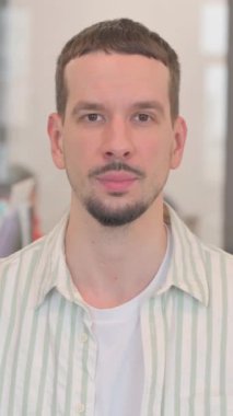 Gergin Yaratıcı Genç Adamın İnkâr 'daki Portresi, dikey video