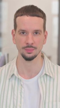 Şok Edilmiş Yaratıcı Genç Adam Tartışması, dikey video