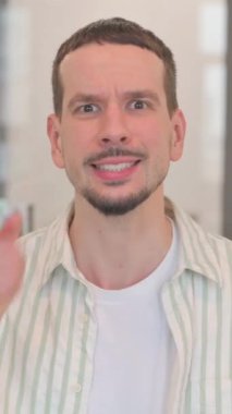 Yeni Fırsat Arayan Yaratıcı Genç Adamın Portresi, dikey video