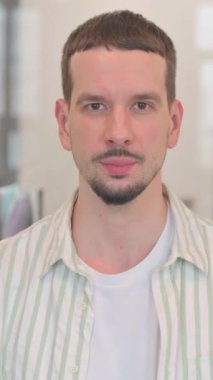 Baş ağrısı olan yaratıcı genç adamın portresi, dikey video