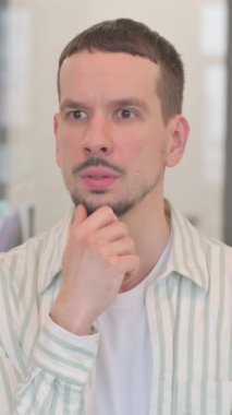 Boyun Ağrısı Olan Yaratıcı Genç Adam Portresi, dikey video