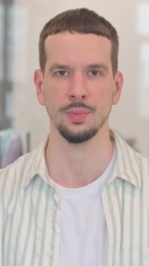 Dans Eden Genç Adam 'ın Portresi Hayattan Hoşlanıyor, dikey video