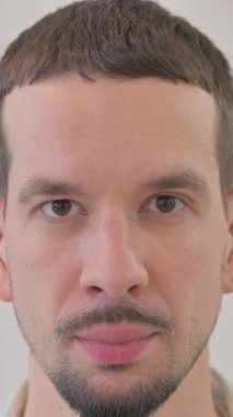 Şaşkın Genç Adam Surat 'ın dikey videosu