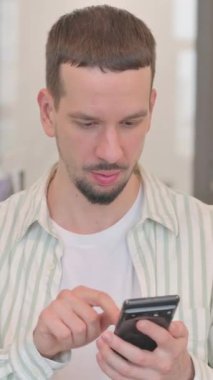 Ev Anahtarı Veren Emlakçının Portresi, dikey video