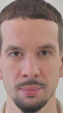 Eyes of Young Man 'in dikey videosunu kapat