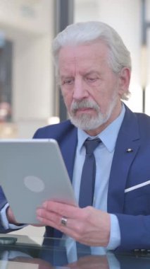 Ofiste Kaybolan Eski İşadamı, dikey video