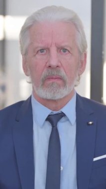 Lips on Lips, Silence ile Yaşlı İşadamı Portresi Lütfen, dikey video