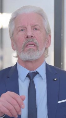 Ofiste Video Sohbeti Yapan Kıdemli İş Adamı Blog Yazıyor, dikey video