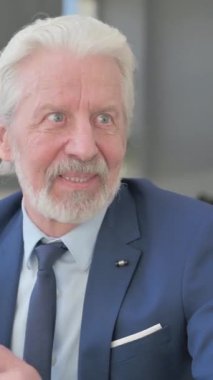 Eski İşadamının Yakın plan İş Kadını ile Konuşması, dikey video