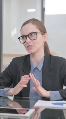 İş kadını ofiste eski iş adamıyla konuşuyor, dikey video