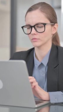 İş yerinde yakalanan hasta iş kadını, dikey video