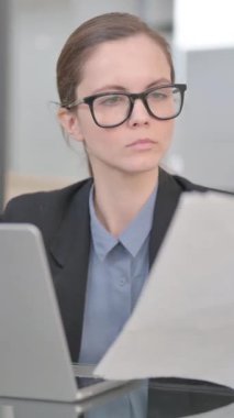 Çevrimiçi Veri Girdisi Yapan İş Kadını Laptop ve Docuemtns, dikey video