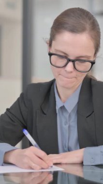 İş kadını İşteki Bir Kağıda Yazıyor, dikey video