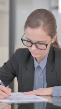 Ofiste Evrak İşleri yapan İş kadını, dikey video