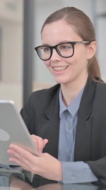 Tablet üzerinden İşkadını tarafından çevrimiçi Video Sohbeti, dikey video