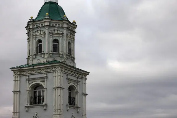 A velha catedral contra o céu, Ucrânia . — Fotografia de Stock