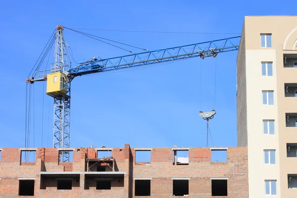 Kraan en gebouw bouwplaats op hemelachtergrond — Stockfoto