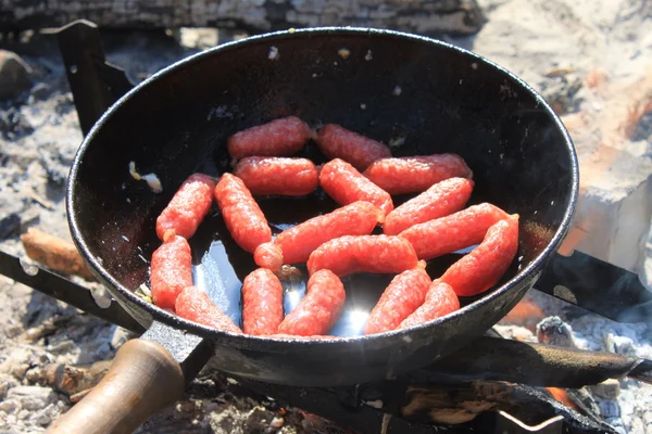 Salchichas de caza en sartén en llamas en verano —  Fotos de Stock