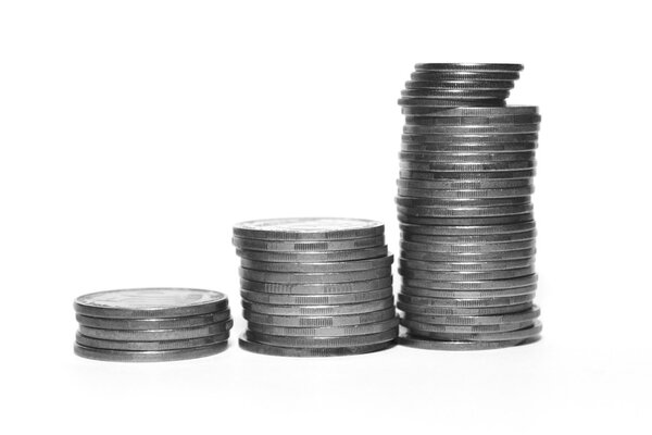 Стек серебряных монет изолирован на белом фоне, черно-белое фото
