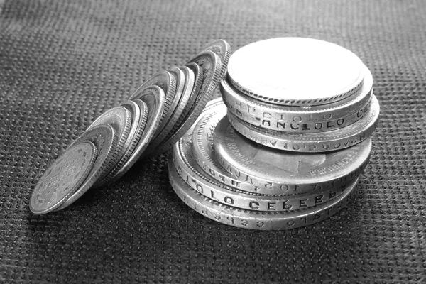 Varias monedas de plata antiguas de cerca, foto en blanco y negro —  Fotos de Stock