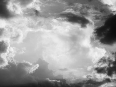 Siyah ve beyaz doğal arka plan, bulutlu gökyüzü