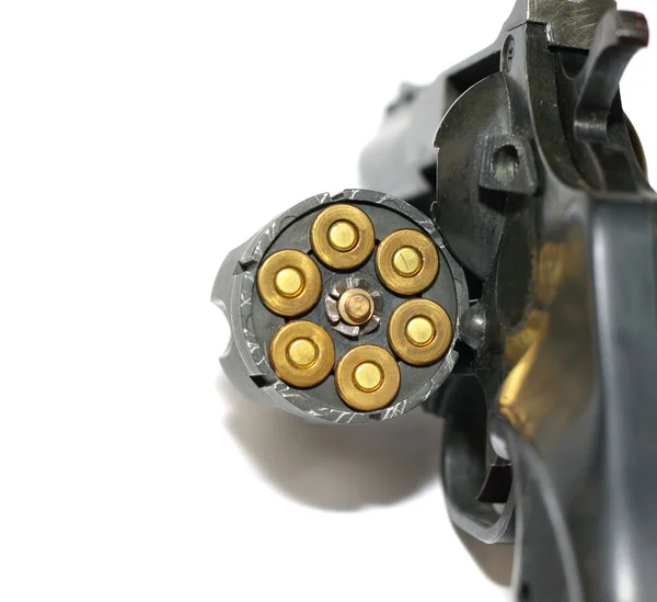 Foto de revólver preto com cartuchos isolados em fundo branco — Fotografia de Stock
