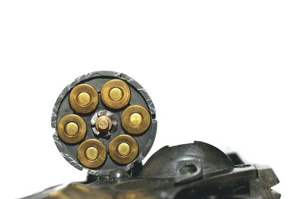 Foto van zwarte revolver geweer met cartridges geïsoleerd op witte achtergrond — Stockfoto