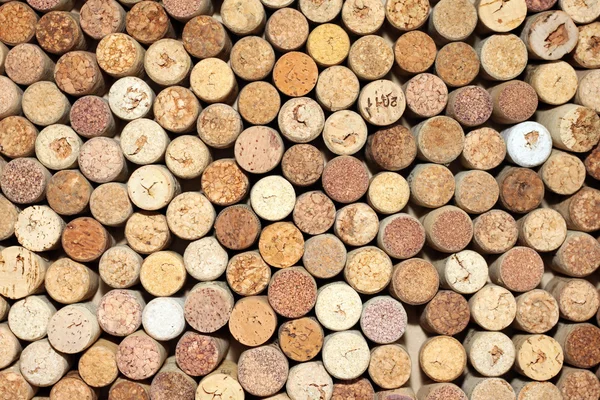 Contexto das rolhas de vinho usadas, parede de muitas rolhas de vinho diferentes close-up — Fotografia de Stock