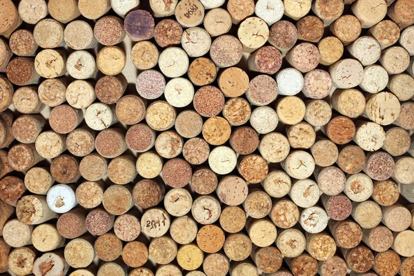 Contexto das rolhas de vinho usadas, parede de muitas rolhas de vinho diferentes close-up — Fotografia de Stock
