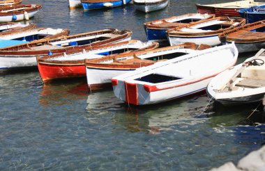 Denizin içinde birkaç ahşap tekneler. İtalya, Napoli.