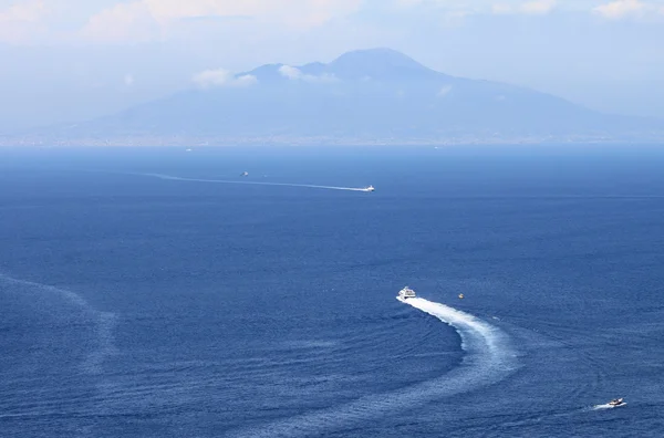 Vista desde Capri hasta el Vesubio y el mar Tirreno, Italia . — Foto de Stock