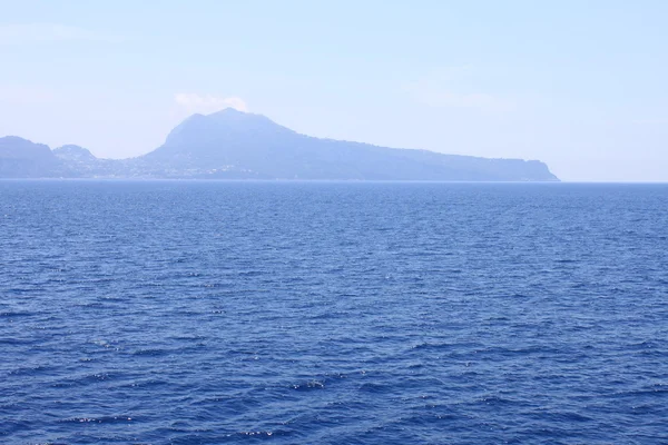 晴天のティレニア海からカプリ島の眺め。イタリア カンパーニャ. — ストック写真