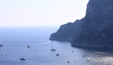 Capri Adası yaz aylarında. Tiren Denizi ile yat ve tekne açık gün. İtalya, Europe.