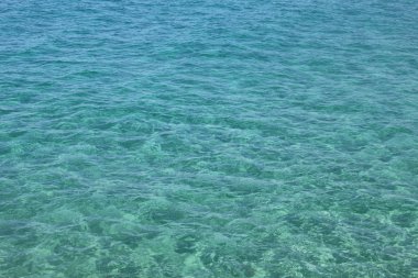 Güzel deniz ve temiz su. Mavi deniz yüzeyi dalgalar ile. Doğal deniz arka plan.