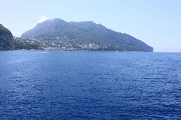 Vista de la isla de Capri desde el mar Tirreno con buen tiempo. Campania, Italia . —  Fotos de Stock