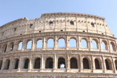 Roma 'da, İtalya' da, Avrupa 'da büyük bir kolezyum. Roma Kolezyumu açık mavi gökyüzüne yakın çekim.