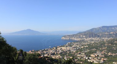 Vezüv Yanardağı ve Tiren Denizi manzaralı güzel sahne. İtalya, Sorrento.