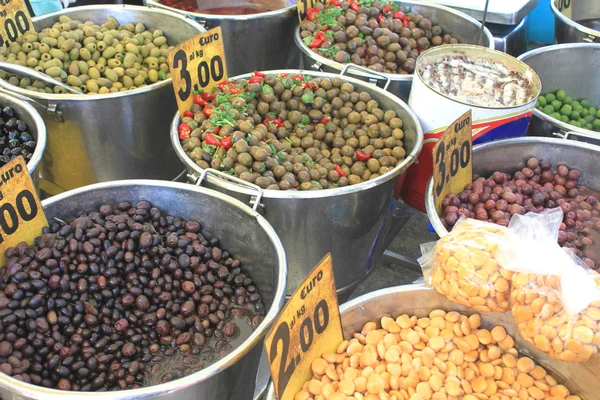 Varios tipos de aceitunas en el mercado italiano — Foto de Stock