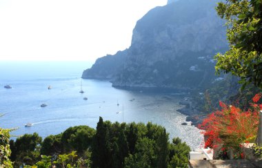 Capri Adası yaz aylarında. Tiren Denizi ile yat ve tekne açık gün. İtalya.