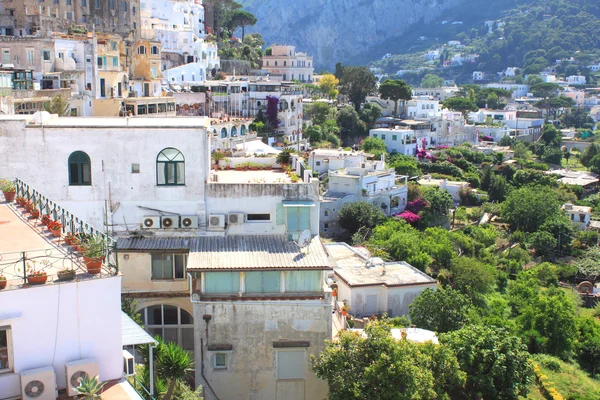 Isla de Capri, Italia. Arquitectura tradicional italiana en la orilla del mar en las montañas . —  Fotos de Stock