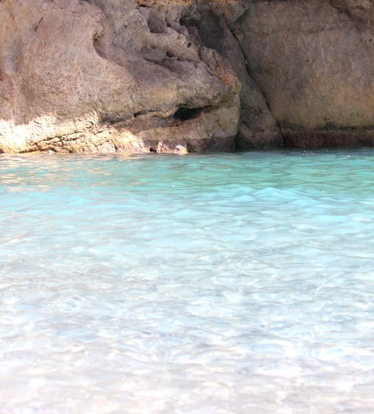 Agua de mar muy limpia y clara en la playa del mar Mediterráneo en verano . — Foto de Stock