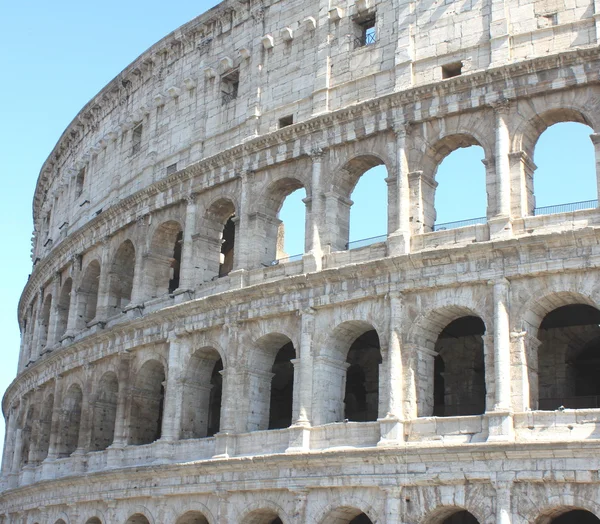 ローマ、イタリア、ヨーロッパの大コロッセオ。澄んだ青空とローマコロシアムのクローズアップ. — ストック写真