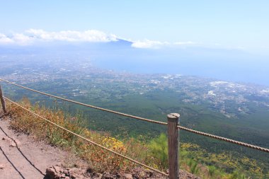 Vezüv, üst kısmında krater giden yol. İtalya, Napoli.