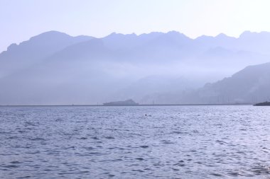 Yalı dağlar, dok ve gemi Salerno, İtalya'da