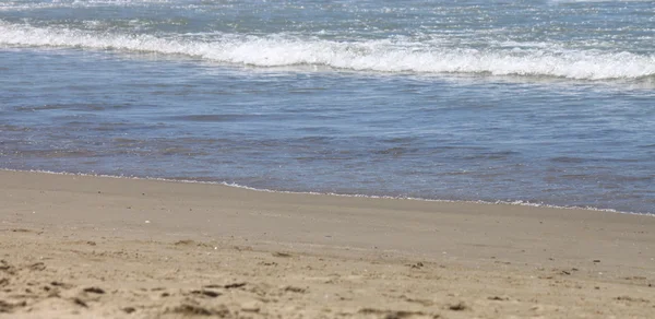 Bellissimo paesaggio marino con acqua fresca e fredda in estate, focus selettivo — Foto Stock